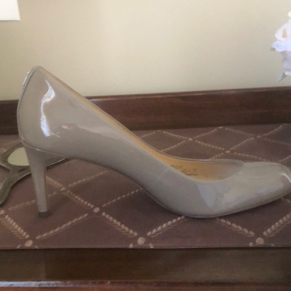 NEW Never worn true  Nude patent leather pumps
